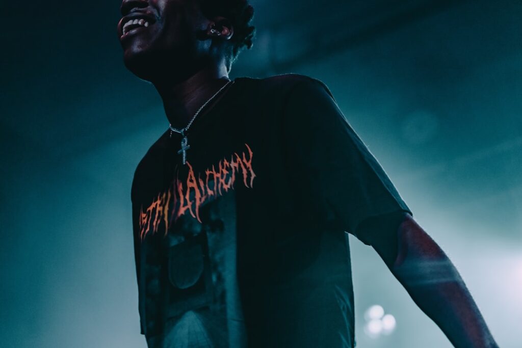 man in black crew neck t-shirt